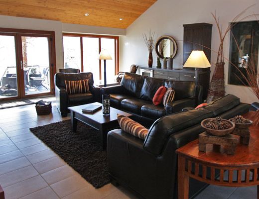 Proprietor's Lakeside Oasis - 4 Bdrm HT - West Kelowna