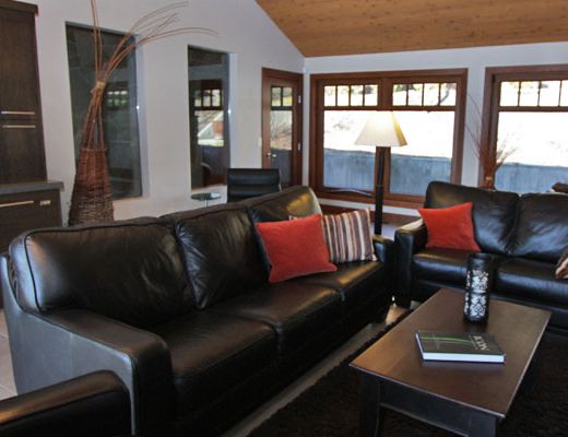 Proprietor's Lakeside Oasis - 4 Bdrm HT - West Kelowna