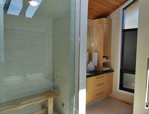 Proprietor's Lakeside Oasis - 4 Bdrm HT - West Kelowna