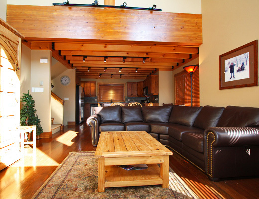 Luxury Summer Chalet - 3 Bdrm HT - Kelowna & Area