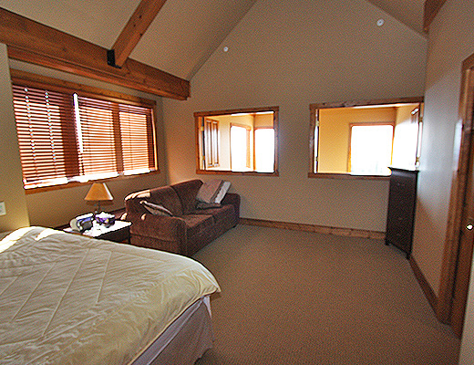 Luxury Summer Chalet - 3 Bdrm HT - Kelowna & Area