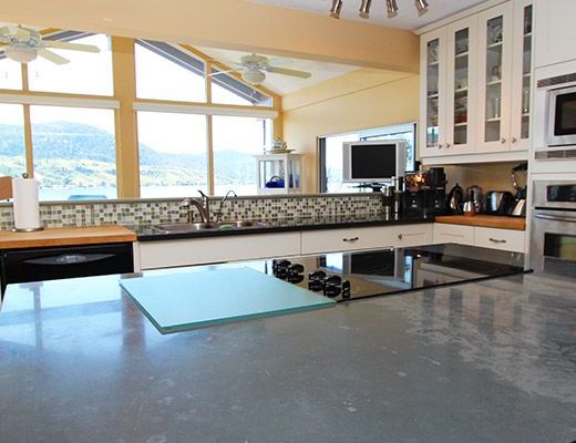 The Lakehouse - 4 Bdrm - Vernon