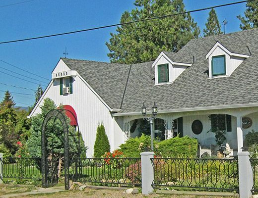 The Vine - 5 Bdrm HT w/ Pool - Kelowna