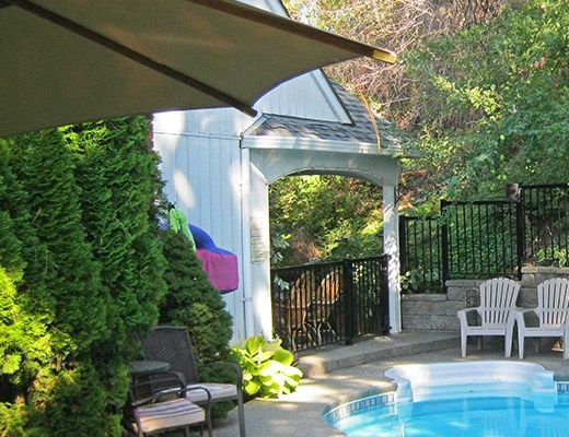 The Vine - 5 Bdrm HT w/ Pool - Kelowna
