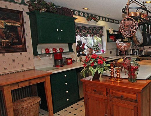 The Vine - 5 Bdrm HT w/ Pool - Kelowna