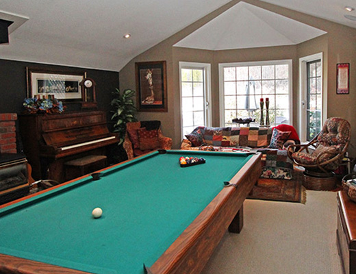 The Vine - 5 Bdrm HT w/ Pool - Kelowna