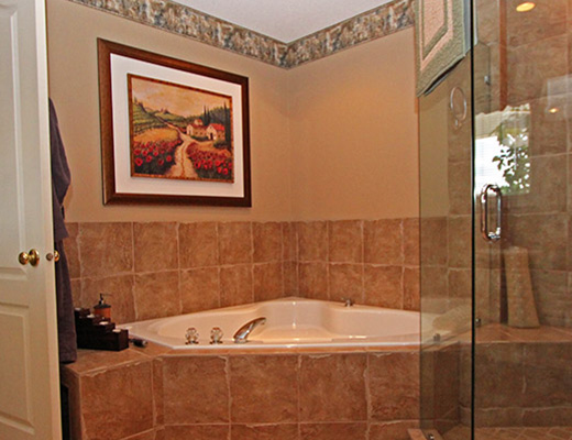 The Vine - 5 Bdrm HT w/ Pool - Kelowna