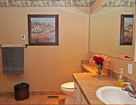 The Vine - 5 Bdrm HT w/ Pool - Kelowna