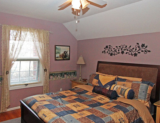 The Vine - 5 Bdrm HT w/ Pool - Kelowna