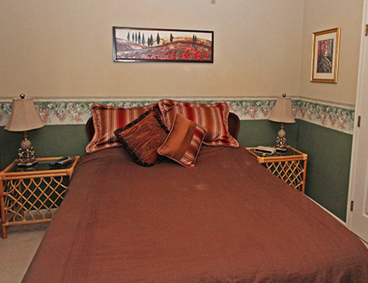 The Vine - 5 Bdrm HT w/ Pool - Kelowna