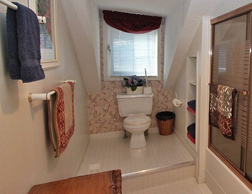 The Vine - 5 Bdrm HT w/ Pool - Kelowna