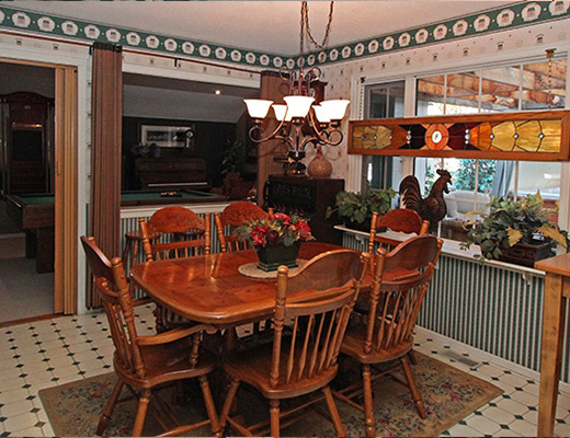 The Vine - 5 Bdrm HT w/ Pool - Kelowna