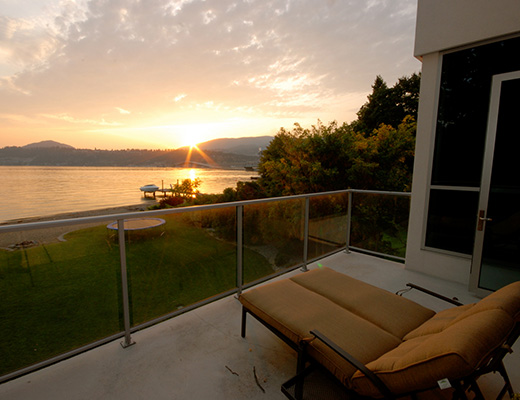 Lakefront Retreat - 4 Bdrm - Kelowna