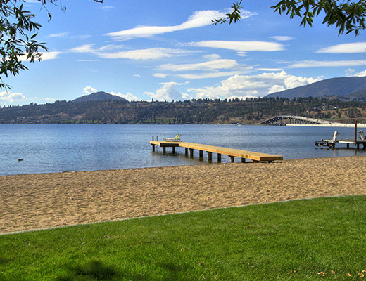 Lakefront Retreat - 4 Bdrm - Kelowna
