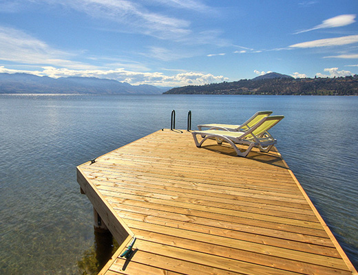 Lakefront Retreat - 4 Bdrm - Kelowna