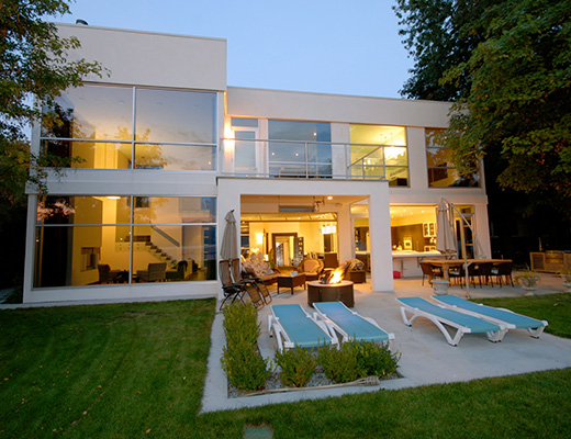 Lakefront Retreat - 4 Bdrm - Kelowna