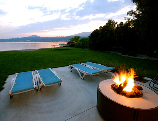 Lakefront Retreat - 4 Bdrm - Kelowna