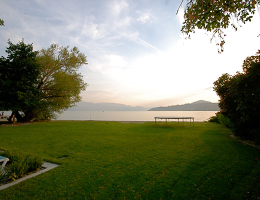 Lakefront Retreat - 4 Bdrm - Kelowna