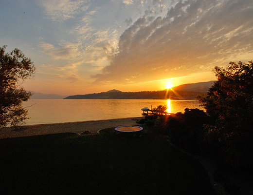 Lakefront Retreat - 4 Bdrm - Kelowna