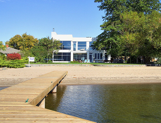 Lakefront Retreat - 4 Bdrm - Kelowna