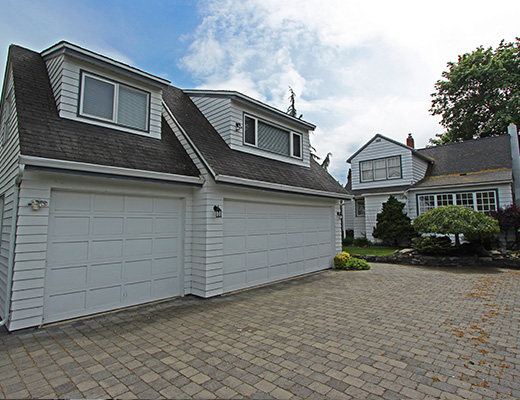 The White House - 5 Bedroom with Boat Lift - Kelowna