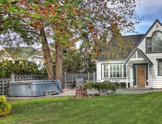 The White House - 5 Bedroom with Boat Lift - Kelowna
