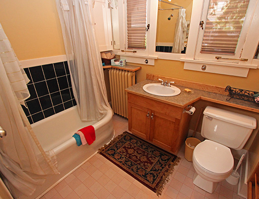 Downtown Beach House - 2 + 1 Bdrm - Kelowna
