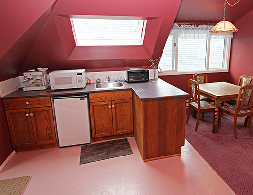 Downtown Beach House - 2 + 1 Bdrm - Kelowna