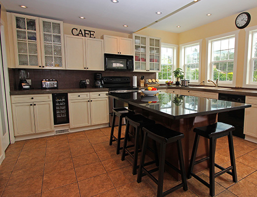 Penticton Hills - 5 Bdrm w/ Pool - Penticton