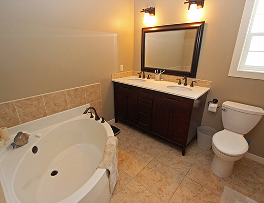 Penticton Hills - 5 Bdrm w/ Pool - Penticton