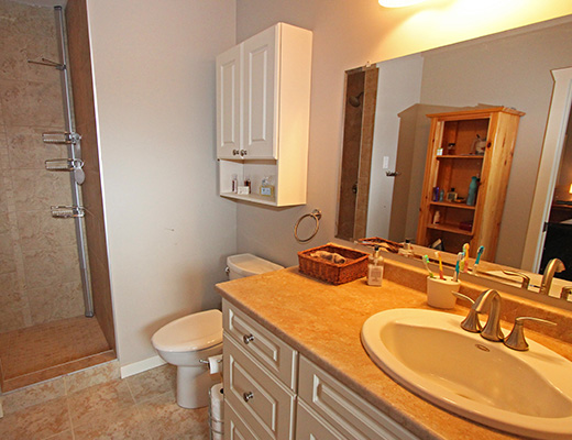 Penticton Hills - 5 Bdrm w/ Pool - Penticton