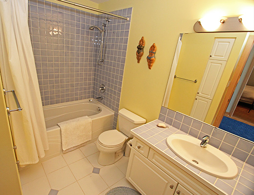 Delcliffe Bay II - 5 Bdrm - Vernon