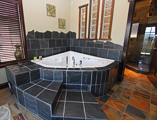 Vineyard Estates - 3 Bdrm w/Pool - West Kelowna
