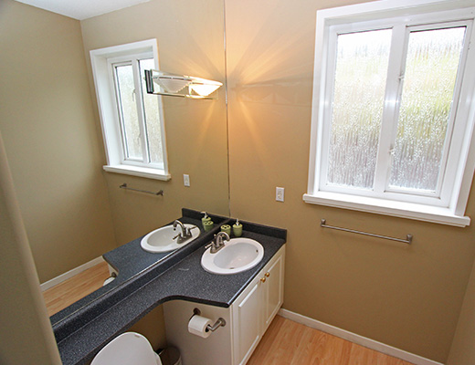The Vineyard View - 4 Bdrm - Kelowna