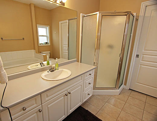 Okanagan Oasis in Quail Ridge - 4 Bdrm w/ Pool - Kelowna