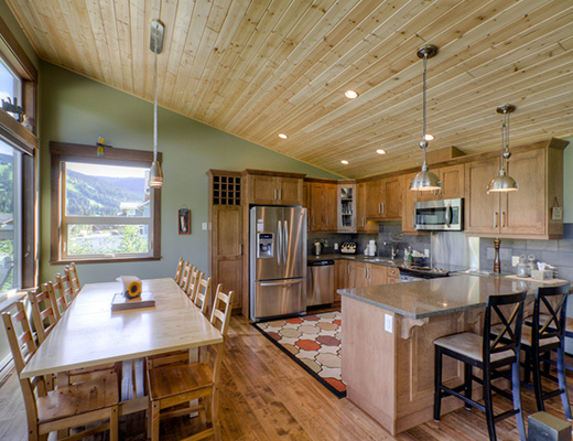 Bear Bottom Lodge - 4 Bdrm HT - Sun Peaks