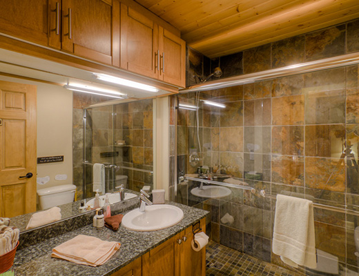 Heffley Lake Cottage - 3 Bdrm + Bunk House - Heffley Lake