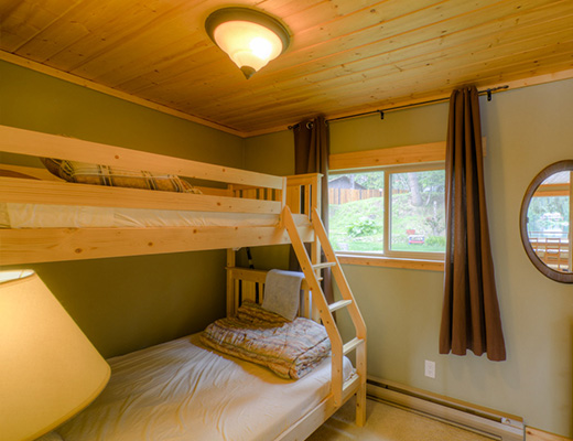Heffley Lake Cottage - 3 Bdrm + Bunk House - Heffley Lake