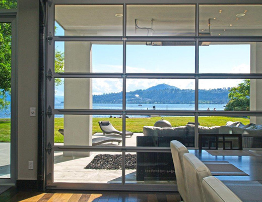 Lakefront Retreat - 4 Bdrm - Kelowna
