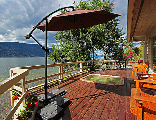 Ogopogo Lakeshore Home - 5 Bdrm HT - Kelowna