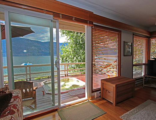 Ogopogo Lakeshore Home - 5 Bdrm HT - Kelowna