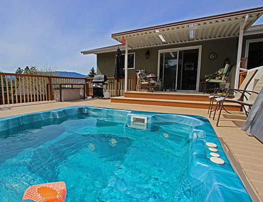 Summer Retreat - 4 Bdrm + Den HT - Penticton