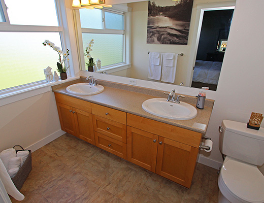 Kalamalka Valley View - 6 Bdrm HT - Vernon