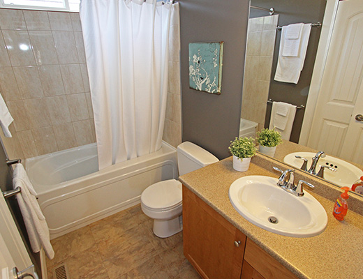 Kalamalka Valley View - 6 Bdrm HT - Vernon