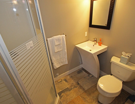 Kalamalka Valley View - 6 Bdrm HT - Vernon