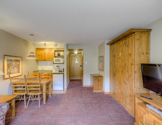 Nancy Greene's Cahilty Lodge - Studio Kitchenette - Sun Peaks