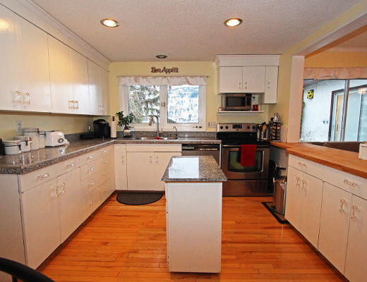 Dockside Beachhouse - 3 + 1 Bdrm HT - Vernon
