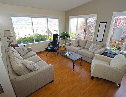 Lakeview Pool Home - 4 Bdrm w/ Pool - Penticton