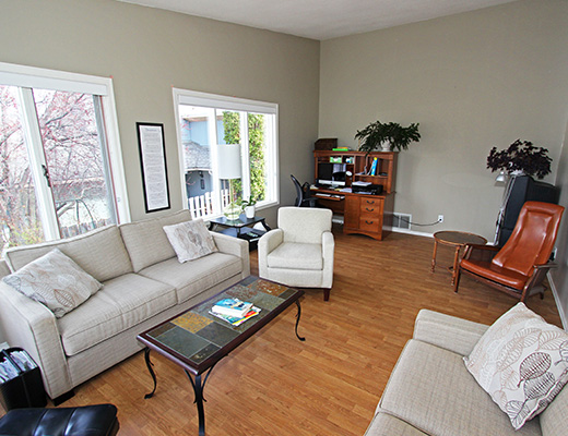 Lakeview Pool Home - 4 Bdrm w/ Pool - Penticton