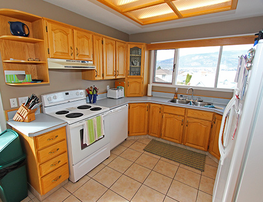 Lakeview Pool Home - 4 Bdrm w/ Pool - Penticton